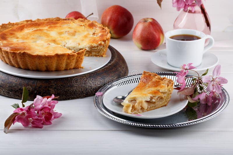 Torta di mele cremosa casalinga sulla tavola di legno bianca immagini stock libere da diritti Torta di mele cremosa casalinga sulla tavola di legno bianca immagini stock libere da diritti