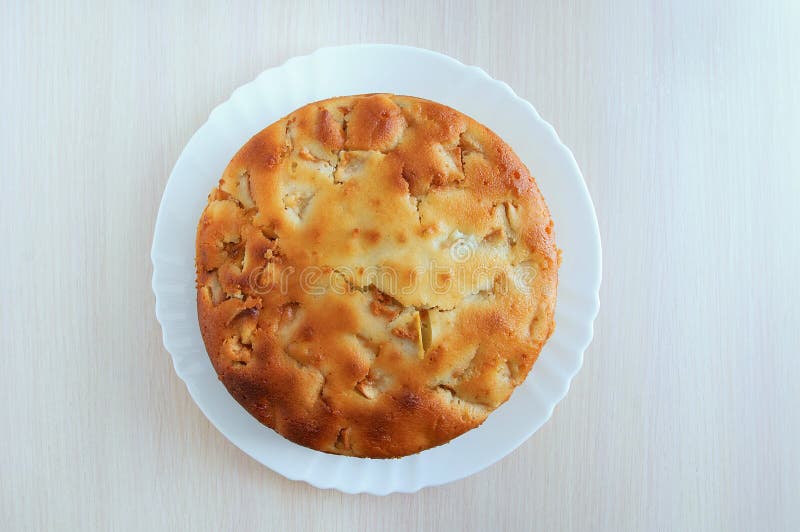 Torta di mele di recente al forno su un piatto bianco fotografia stock libera da diritti Torta di mele di recente al forno su un piatto bianco fotografia stock libera da diritti