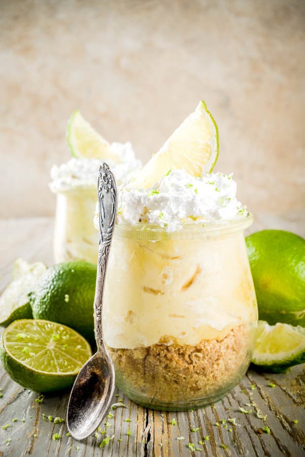 Torta do cal chave em uns frascos pequenos imagem de stock Torta do cal chave em uns frascos pequenos imagem de stock