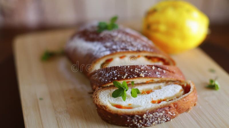 Torta doce cozida com marmelo e abóbora dentro de massa de levedura.