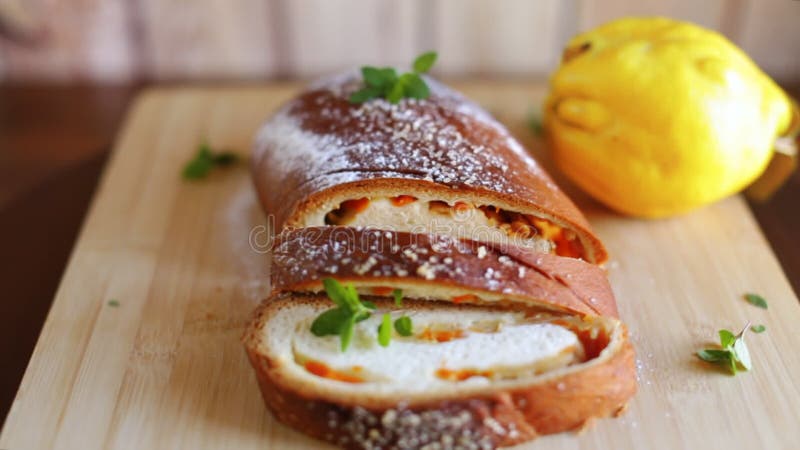 Torta doce cozida com marmelo e abóbora no interior da massa de levedura.