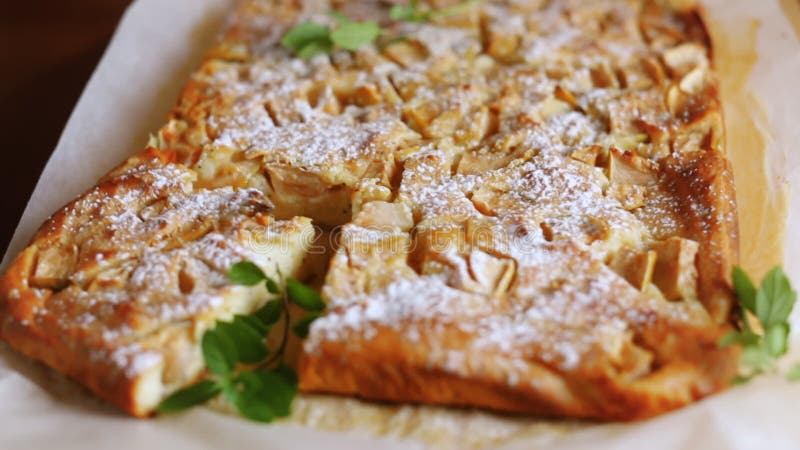 Torta doce cozida com marmelo e abóbora no interior da massa de levedura.