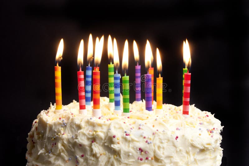 Torta e candele di compleanno su priorità bassa nera
