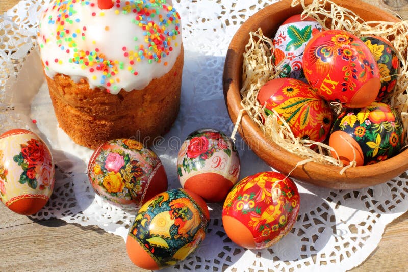 Torta ed uova di Pasqua fotografia stock Torta ed uova di Pasqua fotografia stock