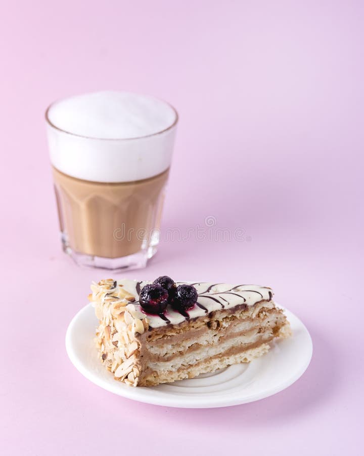 Torta fatta in casa decorata con Berry e Vetro di sfondo rosa, Dessert in salsa verticale fotografia stock Torta fatta in casa decorata con Berry e Vetro di sfondo rosa, Dessert in salsa verticale fotografia stock