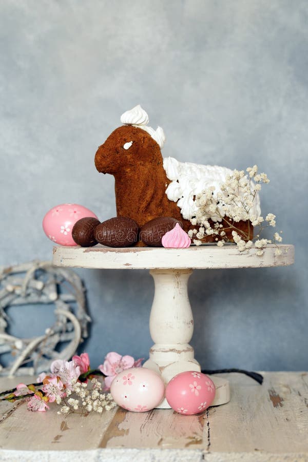Torta festiva de Pascua que cuece foto de archivo Torta festiva de Pascua que cuece foto de archivo