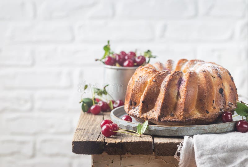 Torta fresca del bundt con la cereza imagen de archivo Torta fresca del bundt con la cereza imagen de archivo