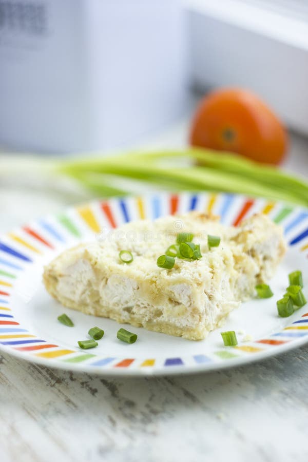 Torta friabile casalinga con il pollo fotografia stock Torta friabile casalinga con il pollo fotografia stock