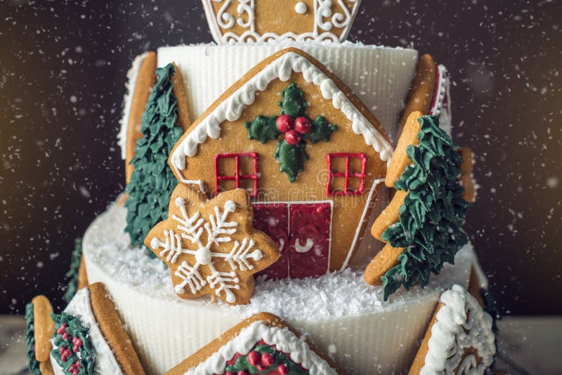Torta grande de la Navidad adornada con las galletas del pan de jengibre y una casa en el top Concepto de los postres por el Año foto de archivo Torta grande de la Navidad adornada con las galletas del pan de jengibre y una casa en el top Concepto de los postres por el Año foto de archivo