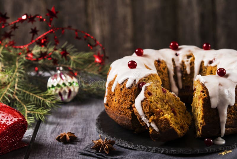 Torta hecha en casa de la Navidad con las nueces, las manzanas y los arándanos con la formación de hielo fotos de archivo libres de regalías Torta hecha en casa de la Navidad con las nueces, las manzanas y los arándanos con la formación de hielo fotos de archivo libres de regalías