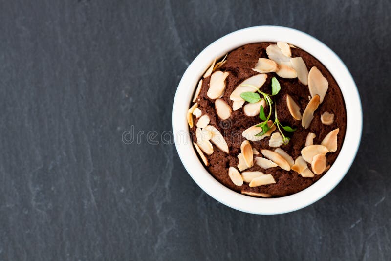 Torta hecha en casa deliciosa del mollete del chocolate en pequeño pote Visión superior foto de archivo libre de regalías Torta hecha en casa deliciosa del mollete del chocolate en pequeño pote Visión superior foto de archivo libre de regalías