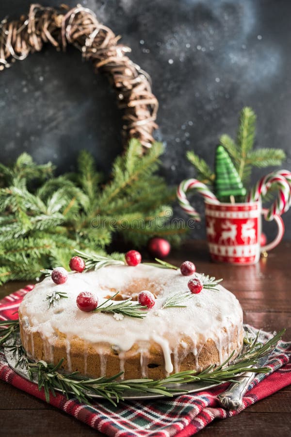 Torta hecha en casa tradicional de la Navidad con el arándano y el romero de la guarnición en la placa decorativa imagen de archivo Torta hecha en casa tradicional de la Navidad con el arándano y el romero de la guarnición en la placa decorativa imagen de archivo