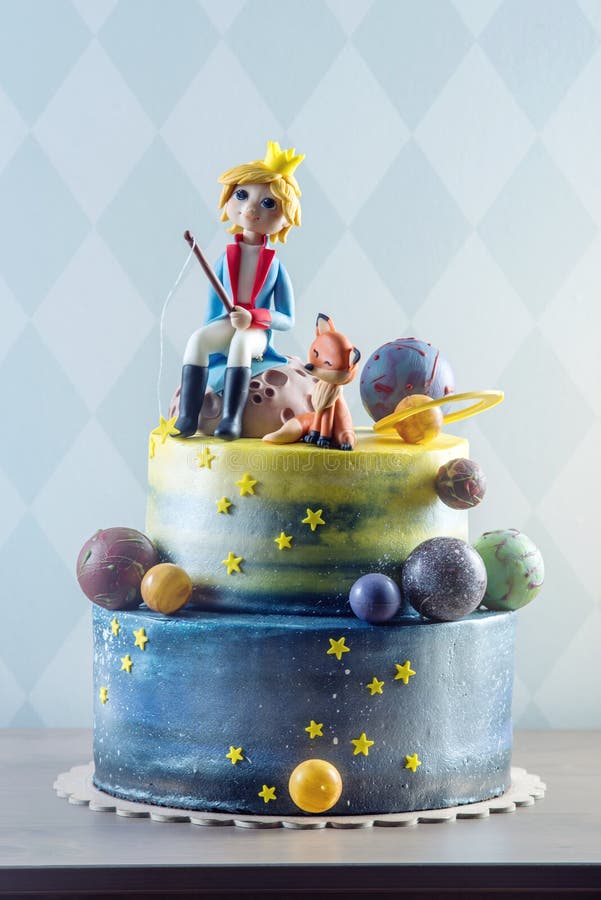 Torta hermosa de los niños grandes adornada bajo la forma de planeta con las estatuillas de la masilla del pequeño príncipe y del foto de archivo libre de regalías Torta hermosa de los niños grandes adornada bajo la forma de planeta con las estatuillas de la masilla del pequeño príncipe y del foto de archivo libre de regalías