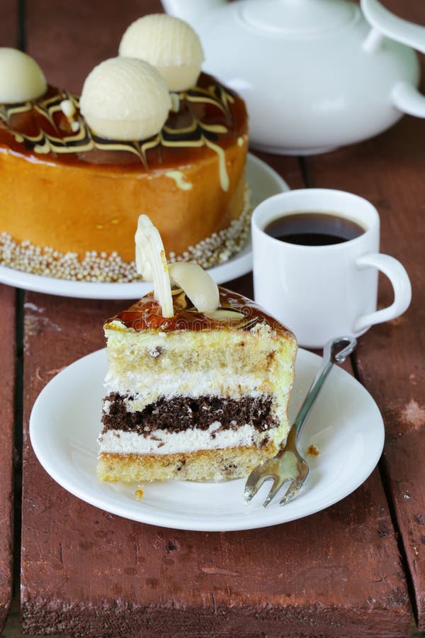 Torta hermosa festiva de la galleta del caramelo imagenes de archivo Torta hermosa festiva de la galleta del caramelo imagenes de archivo