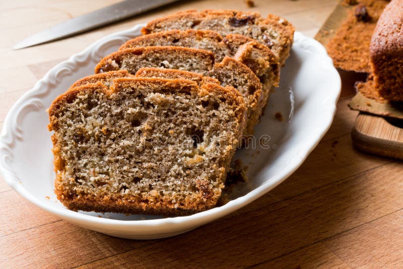 Torta libre del gluten orgánico hecho en casa con las pasas foto de archivo Torta libre del gluten orgánico hecho en casa con las pasas foto de archivo