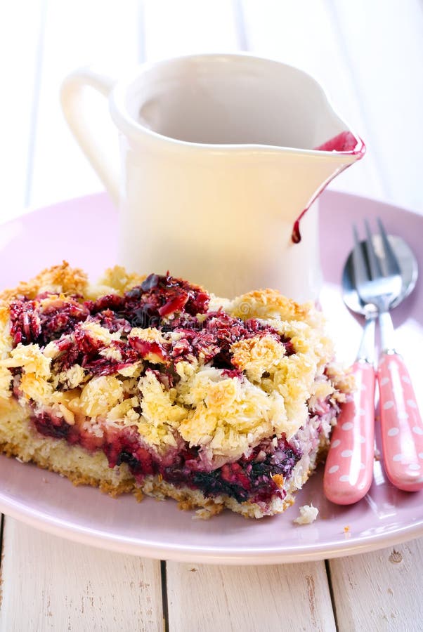 Torta mezclada de la baya y de la fruta fotografía de archivo libre de regalías Torta mezclada de la baya y de la fruta fotografía de archivo libre de regalías