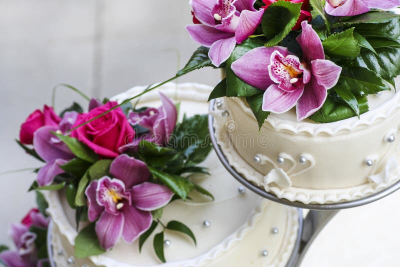 Torta nunziale decorata con le orchidee sbalorditive fotografie stock libere da diritti Torta nunziale decorata con le orchidee sbalorditive fotografie stock libere da diritti