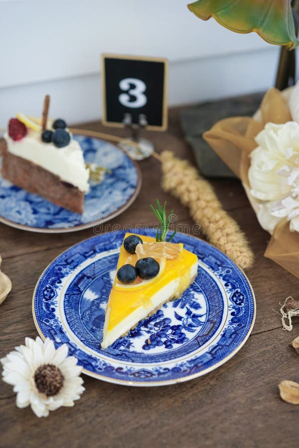 Torta Pedazos de rebanadas de la torta en diversos sabores tales como alces del chocolate del arándano y pastel de queso del limó imagenes de archivo Torta Pedazos de rebanadas de la torta en diversos sabores tales como alces del chocolate del arándano y pastel de queso del limó imagenes de archivo