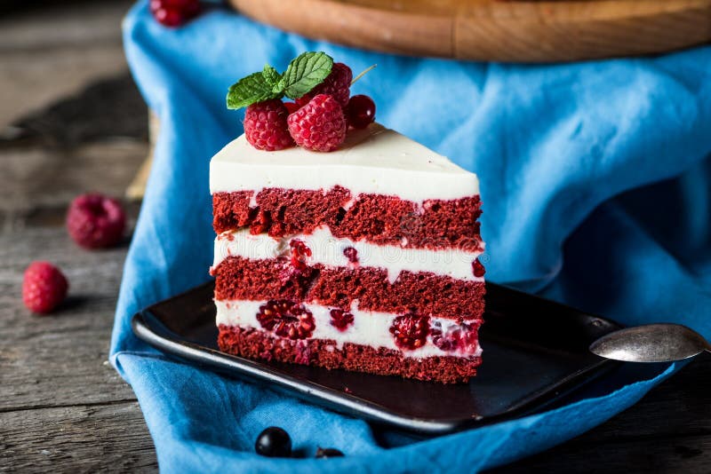 Torta roja del terciopelo en el tablero de madera Rebanada de torta Torta de la frambuesa La torta del diablo Postre de la boda M imagen de archivo libre de regalías Torta roja del terciopelo en el tablero de madera Rebanada de torta Torta de la frambuesa La torta del diablo Postre de la boda M imagen de archivo libre de regalías