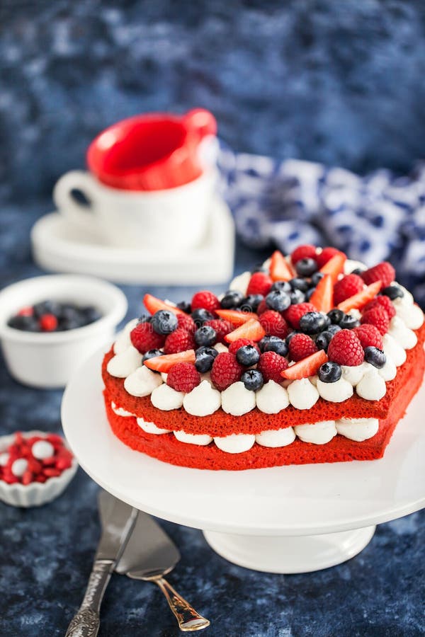 Torta roja en forma de corazón hecha en casa deliciosa del terciopelo adornada fotografía de archivo libre de regalías Torta roja en forma de corazón hecha en casa deliciosa del terciopelo adornada fotografía de archivo libre de regalías