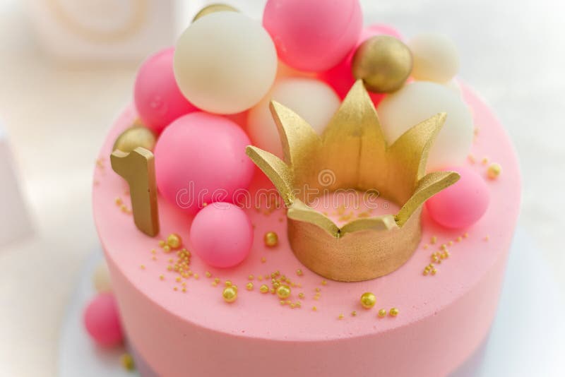 Delicado Pastel Rosa Con Corona De Princesa Dorada De Baudibles Y Número 1.  Fiesta De Primer Cumpleaños De Una Niña De Un Año Con Imagen de archivo -  Imagen de casero, torta: 178678877