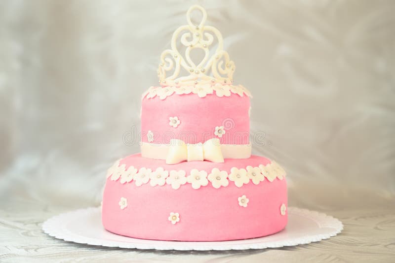  Torta rosada con una corona fotos de archivo libres de regalías