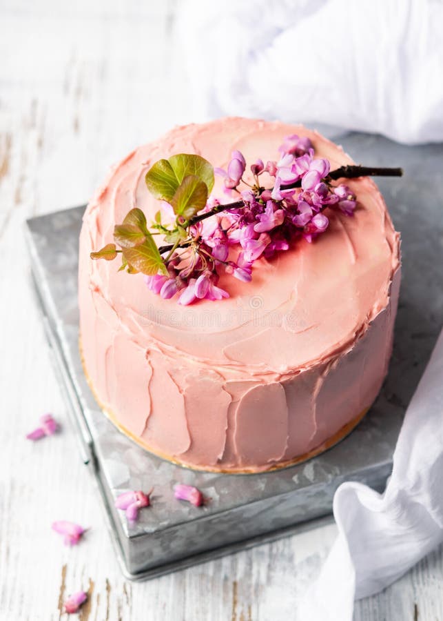 Torta rosada rom?ntica adornada por las flores, el estilo r?stico para las bodas, los cumplea?os y los acontecimientos, d?a de ma imagen de archivo libre de regalías Torta rosada rom?ntica adornada por las flores, el estilo r?stico para las bodas, los cumplea?os y los acontecimientos, d?a de ma imagen de archivo libre de regalías