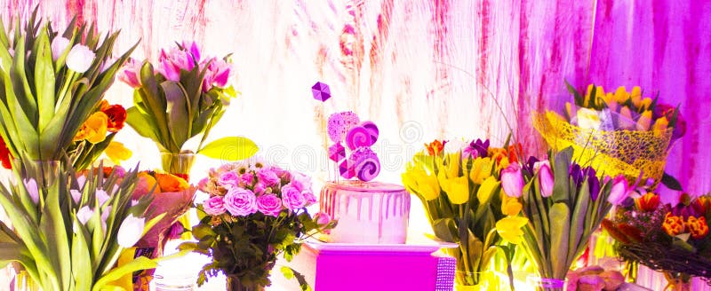 Torta y ramos de flores Cumplea?os imágenes de archivo libres de regalías Torta y ramos de flores Cumplea?os imágenes de archivo libres de regalías