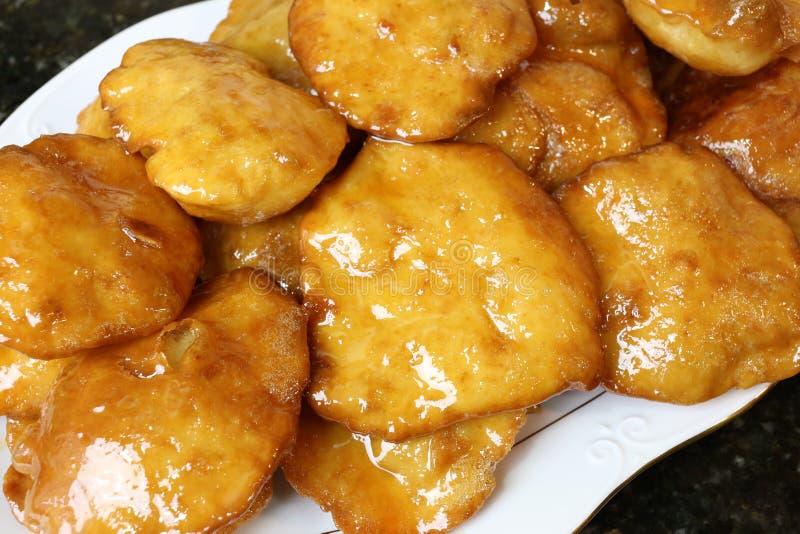 Tortas de la abuela un dulce hecho en casa frito con la miel fotos de archivo Tortas de la abuela un dulce hecho en casa frito con la miel fotos de archivo
