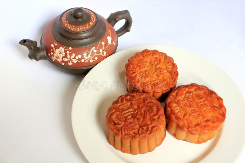 Pasteles de luna con tetera china fotografía de archivo libre de regalías