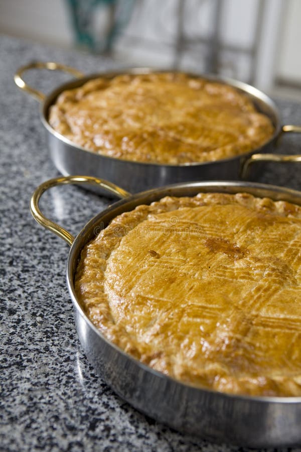 Tortas feitas home frescas do espinafre e da alcachofra fotografia de stock Tortas feitas home frescas do espinafre e da alcachofra fotografia de stock