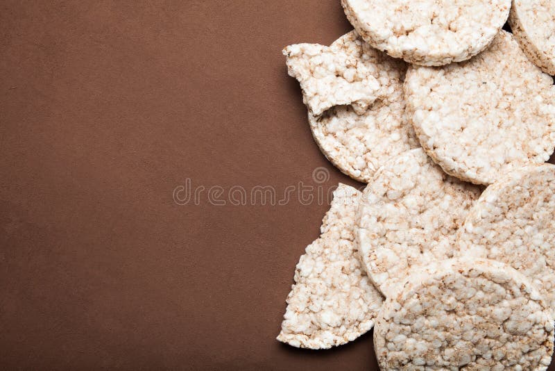 Tortas redondas de la dieta, en fondo rústico, espacio de la copia imagen de archivo libre de regalías Tortas redondas de la dieta, en fondo rústico, espacio de la copia imagen de archivo libre de regalías