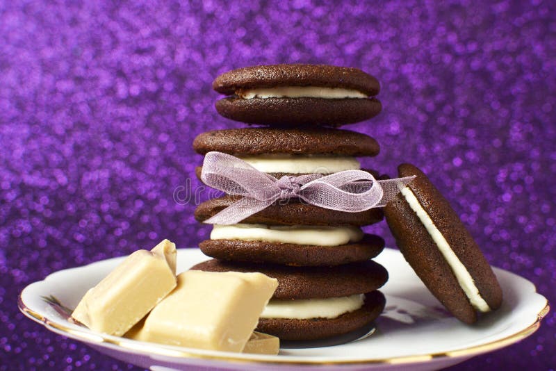 Torte classiche del whoopie del cioccolato immagine stock Torte classiche del whoopie del cioccolato immagine stock