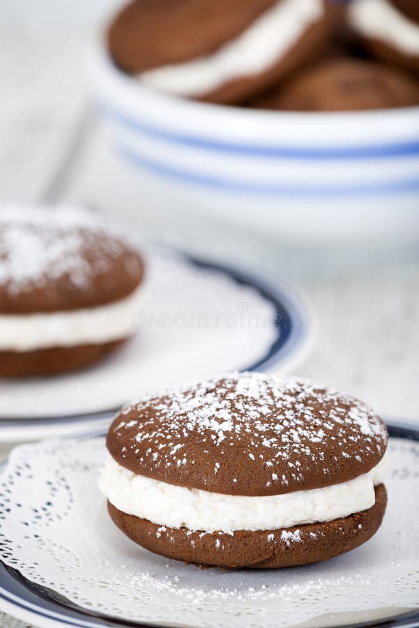 Torte di Whoopie, dessert del dolce di cioccolato immagini stock libere da diritti Torte di Whoopie, dessert del dolce di cioccolato immagini stock libere da diritti