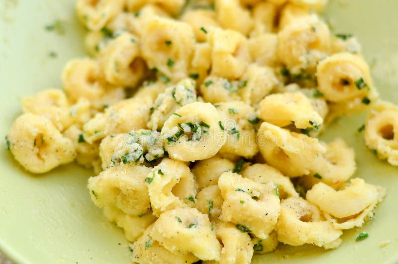 Tortellini foto de archivo. Imagen de verde, cocinado 99768934