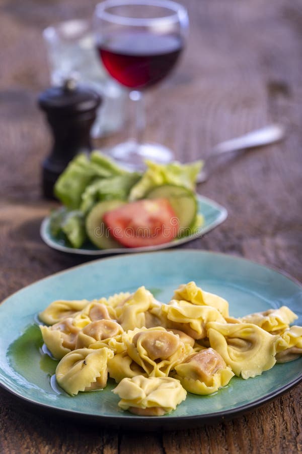 Tortellini Con Aceite De Oliva Imagen de archivo - Imagen de plato ...