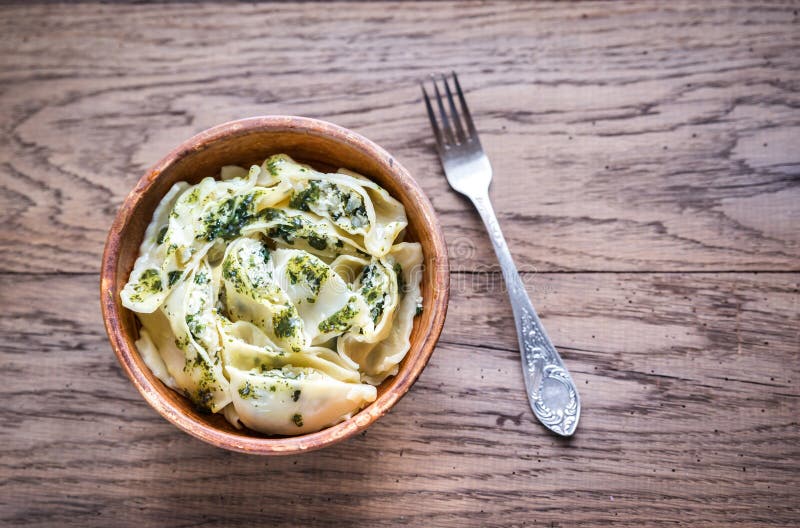 Tortellini Con La Ricotta E Spinaci Sotto La Salsa Di Menta Fotografia ...