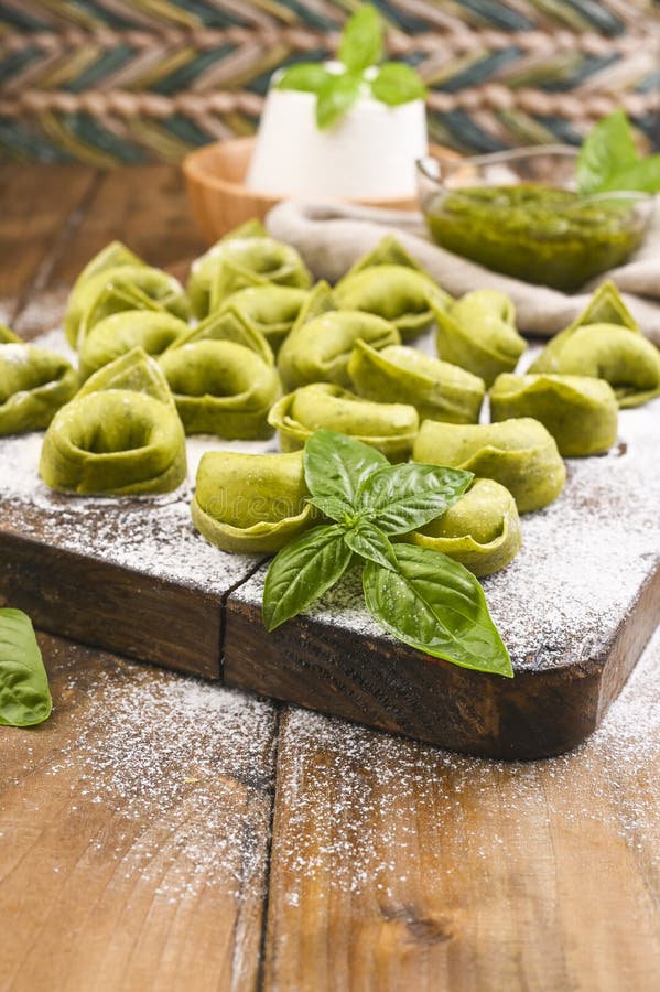 Tortellini E Tortelloni Piatti Tipici Emilia Italia Immagine Stock ...