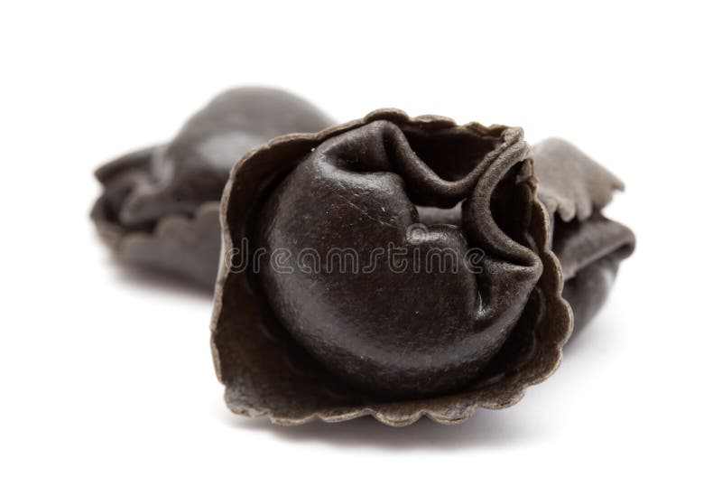 Tortellini freschi dell'inchiostro di cattlefish immagine stock Tortellini freschi dell'inchiostro di cattlefish immagine stock