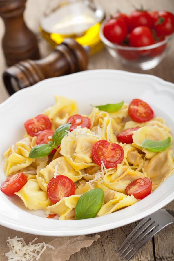 Tortellini Met Kaas En Tomaten Stock Foto Image of kaas, gezond 26539240