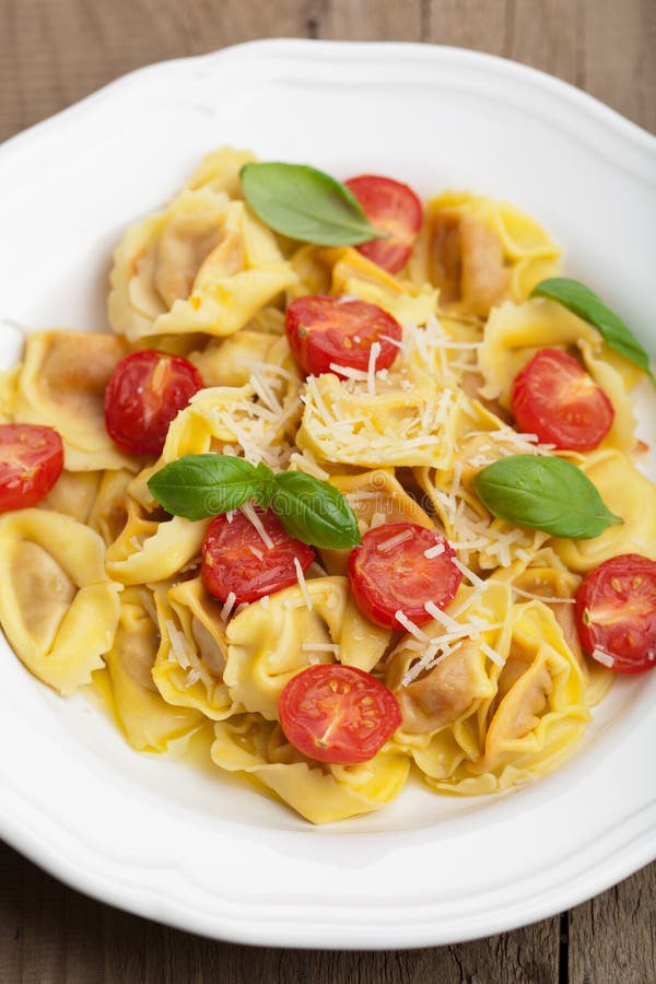 Tortellini Met Kaas En Tomaten Stock Foto Image of kaas, gezond 26539240