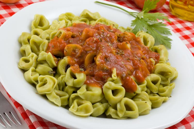 Tortellini Met Saus Marinara Stock Afbeelding Image of doek, geruit