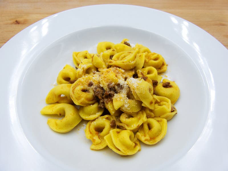 Traditionelle Italienische Rohe Tortellini in Einem Gericht Auf Weißem ...