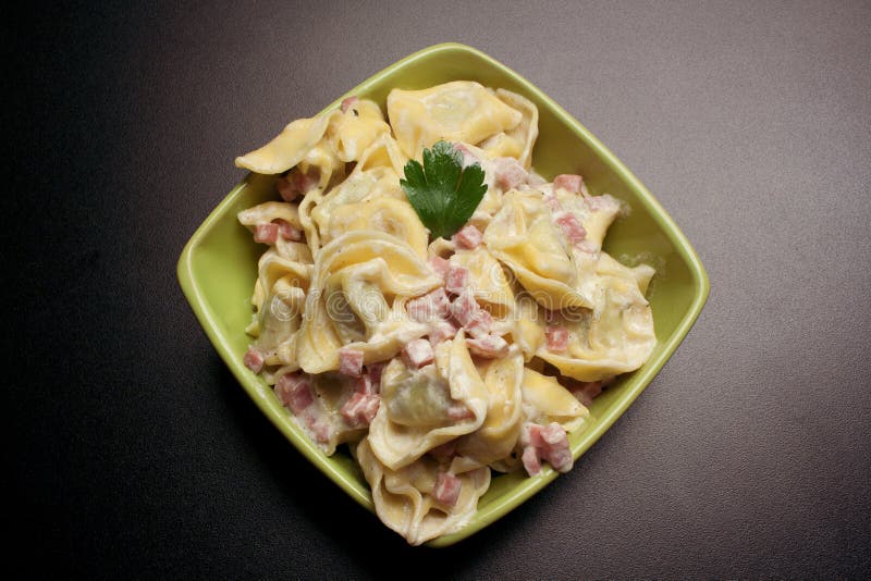 Tortellini Mit Milchcreme Und -schinken Stockbild - Bild von ...