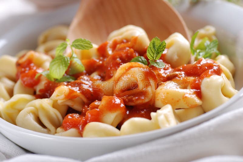 Tortellini Mit Tomatensauce Stockbild - Bild von tradition, teigwaren ...