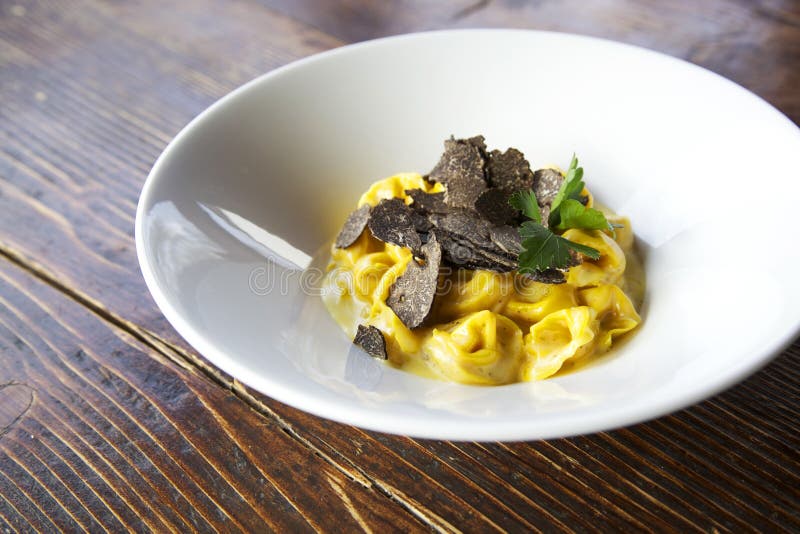 Tortellini με τη μαύρη τρούφα στοκ φωτογραφίες με δικαίωμα ελεύθερης χρήσης Tortellini με τη μαύρη τρούφα στοκ φωτογραφίες με δικαίωμα ελεύθερης χρήσης
