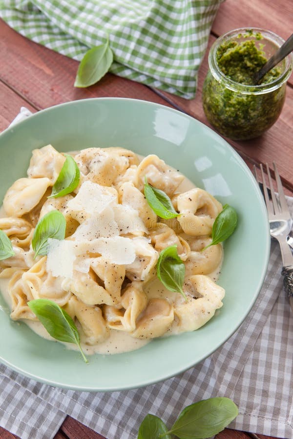 Tortellini σε μια κρεμώδη σάλτσα τυριών στοκ εικόνα