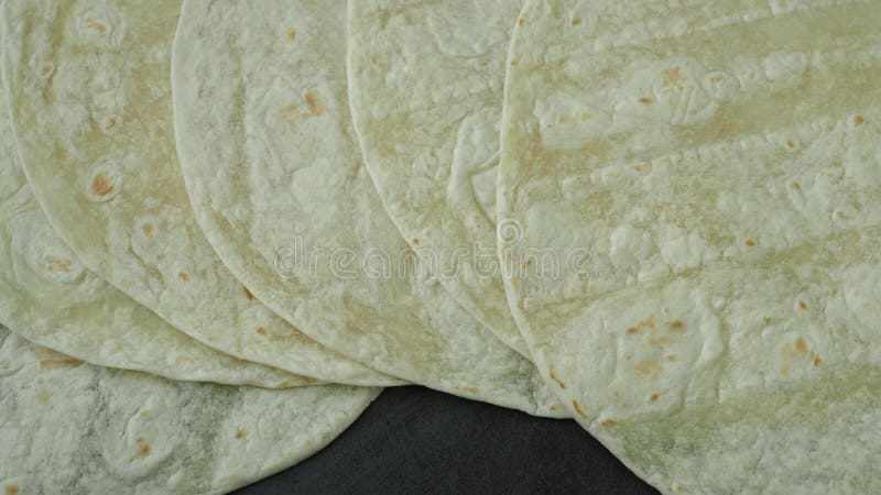 Tortilhas de milho sobre fundo preto. pão sem fermento. tortillas mexicanas