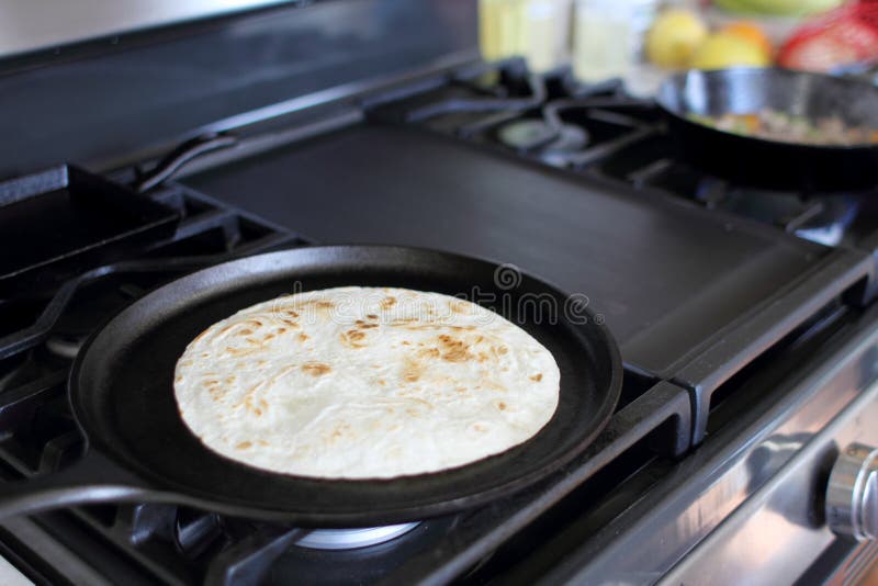 https://thumbs.dreamstime.com/b/tortilla-baking-comal-skillet-tortilla-baking-comal-skillet-stove-top-153491804.jpg