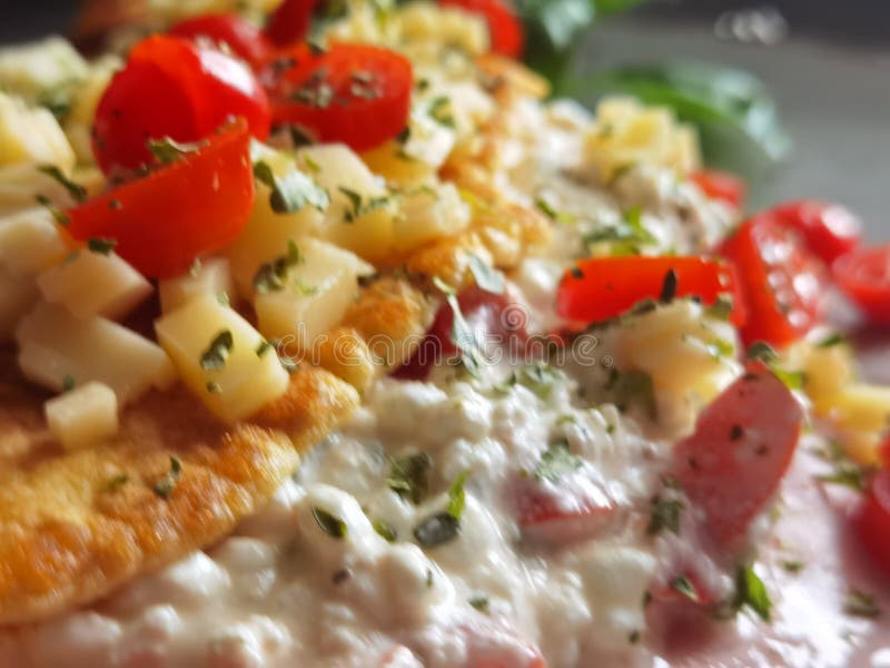 Tortilla Con Queso Crema Y Tomates Foto de archivo Imagen de desayuno